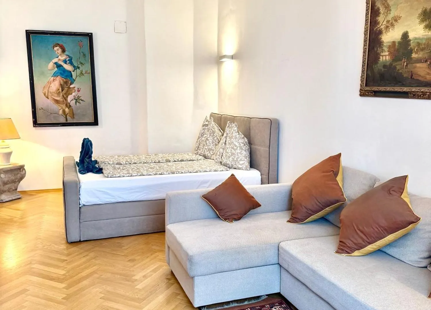 Historical Apartment In City Center Viena