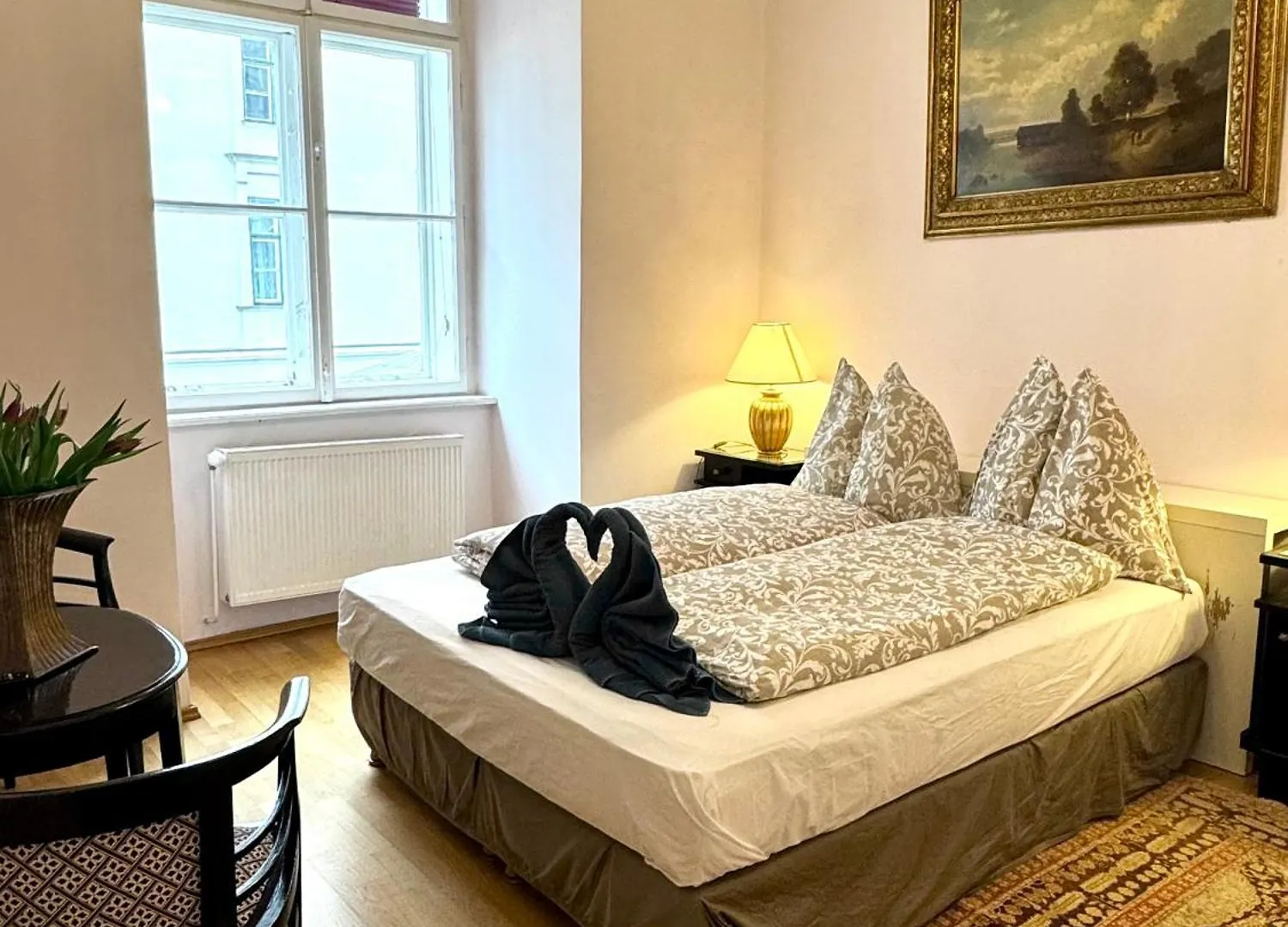 Historical Apartment In City Center Vienna