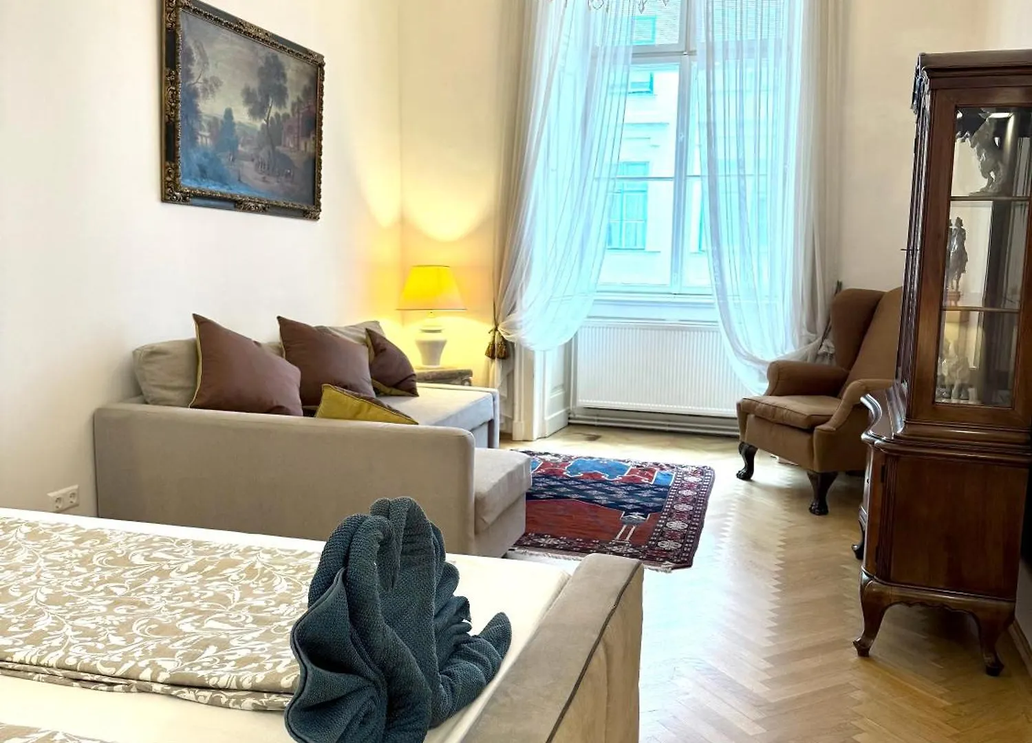 Historical Apartment In City Center Vienna