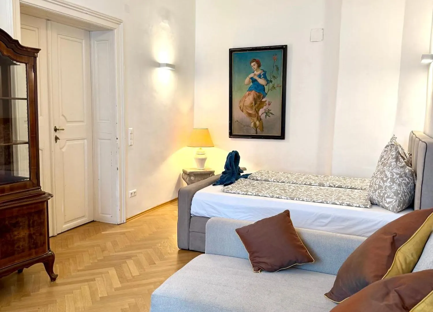 Historical Apartment In City Center Vienna